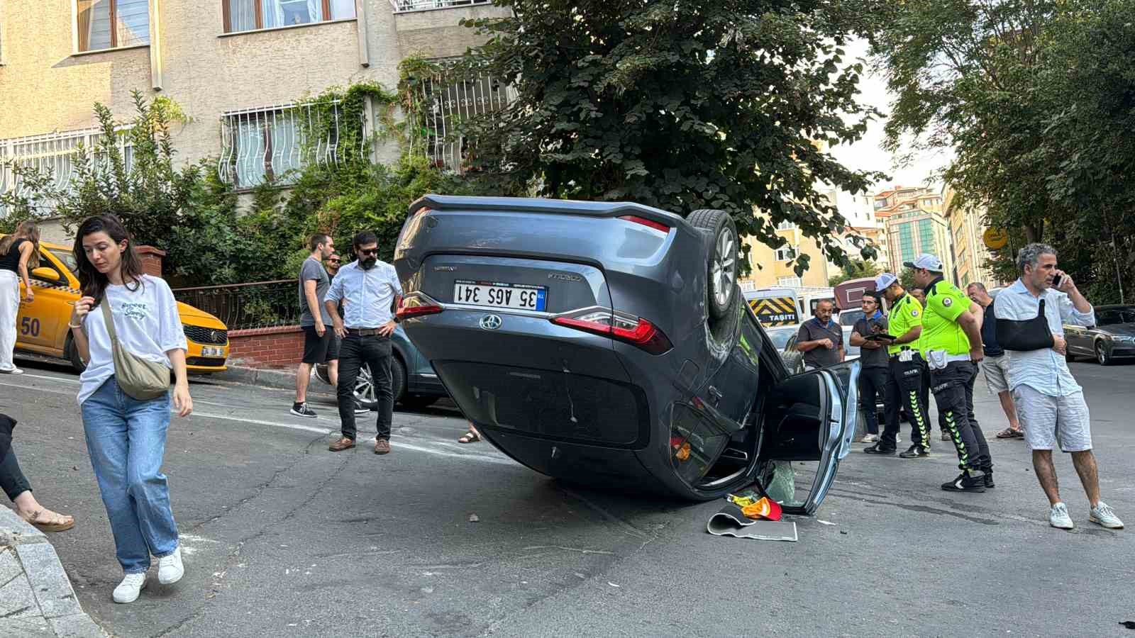 Şişli’de sürücüsünün fren yerine gaza bastığı araç, takla attı
