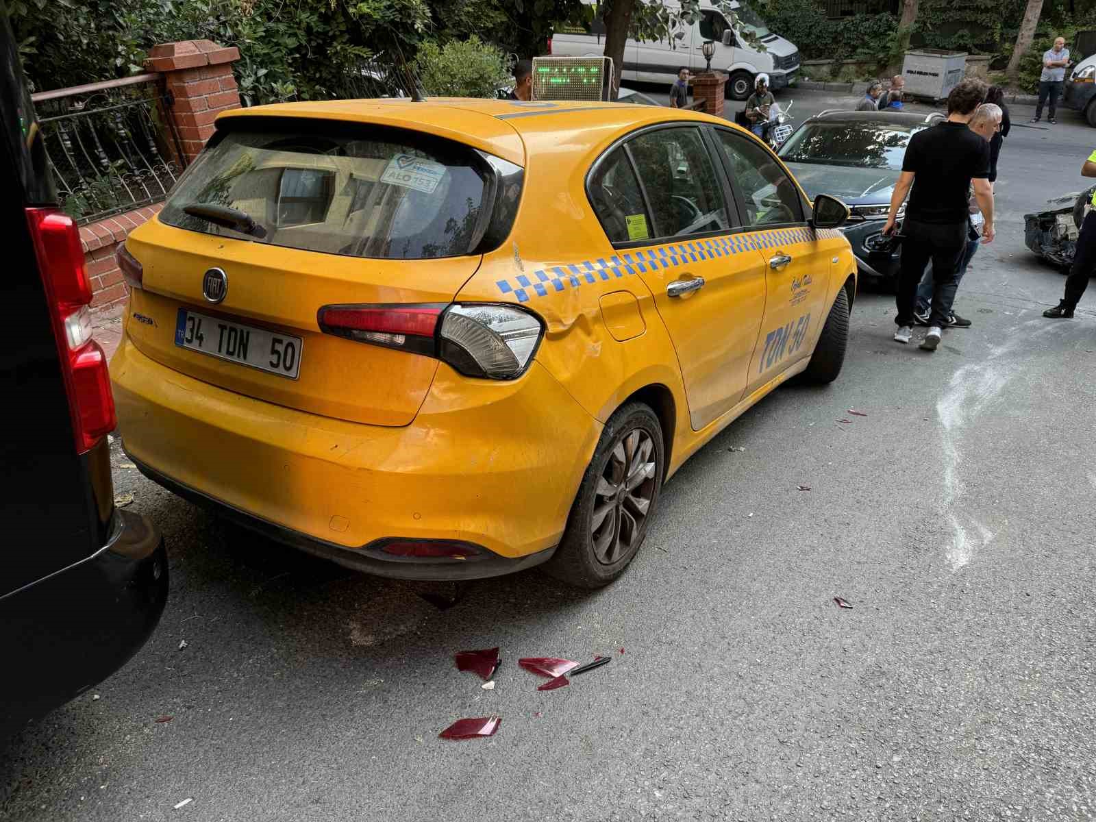 Şişli’de sürücüsünün fren yerine gaza bastığı araç, takla attı
