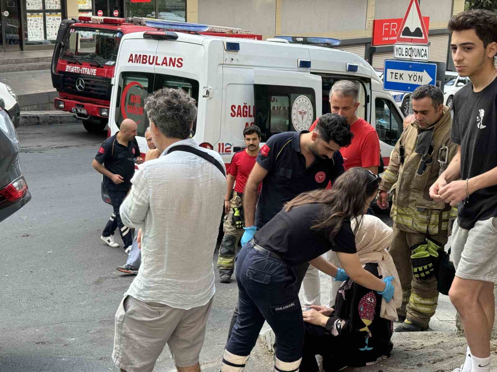 Şişli’de sürücüsünün fren yerine gaza bastığı araç, takla attı
