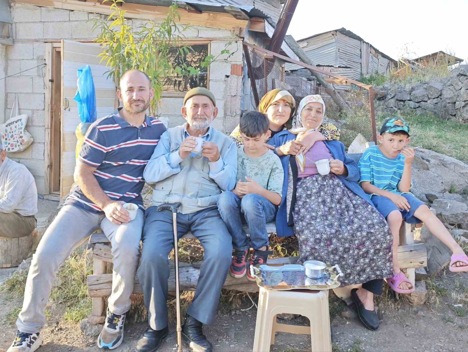 Fransız gelin 12 yıldır yaz tatilini Artvin’de eşinin köyünde geçiriyor
