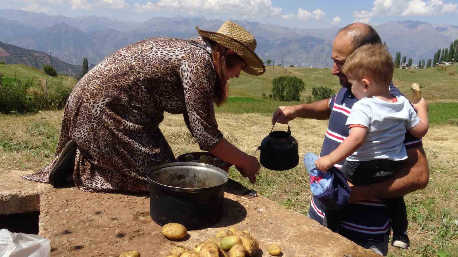 Fransız gelin 12 yıldır yaz tatilini Artvin’de eşinin köyünde geçiriyor
