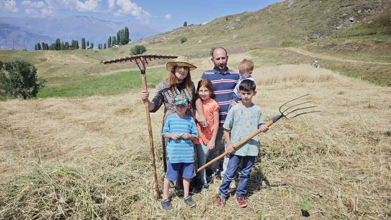 Fransız gelin 12 yıldır yaz tatilini Artvin’de eşinin köyünde geçiriyor
