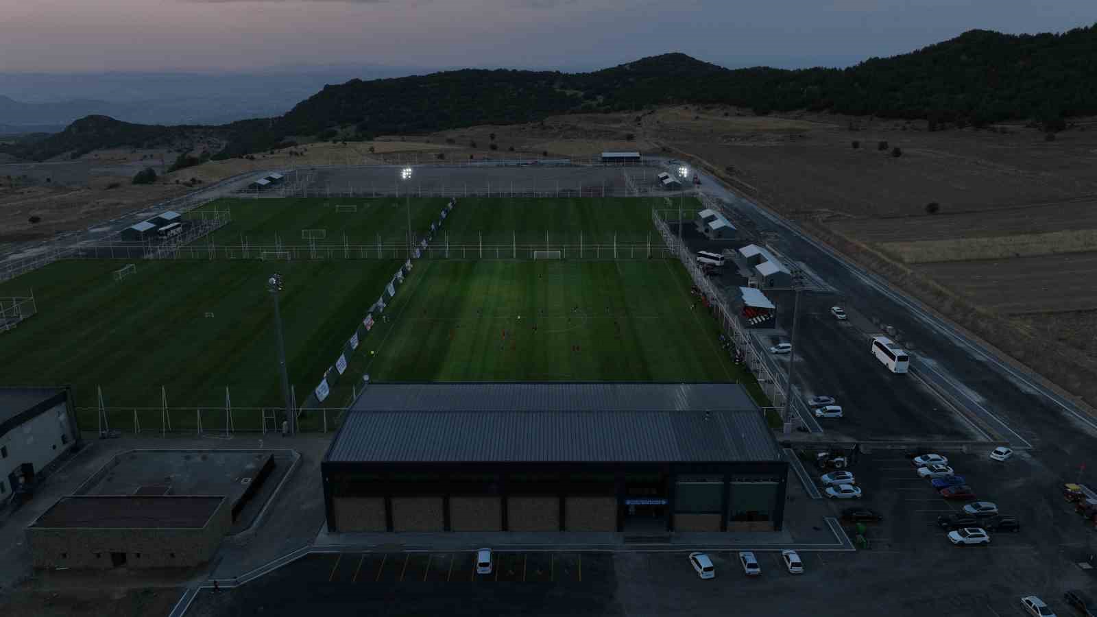 Erciyes’in muhteşem atmosferinde sabah, akşam kamp yapıyorlar
