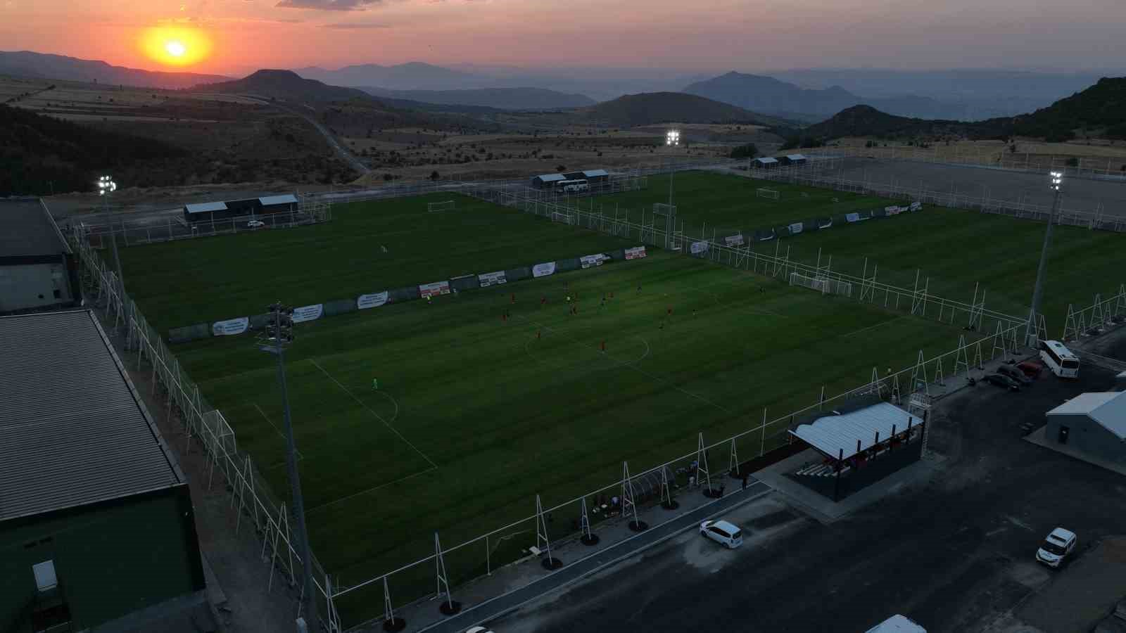 Erciyes’in muhteşem atmosferinde sabah, akşam kamp yapıyorlar
