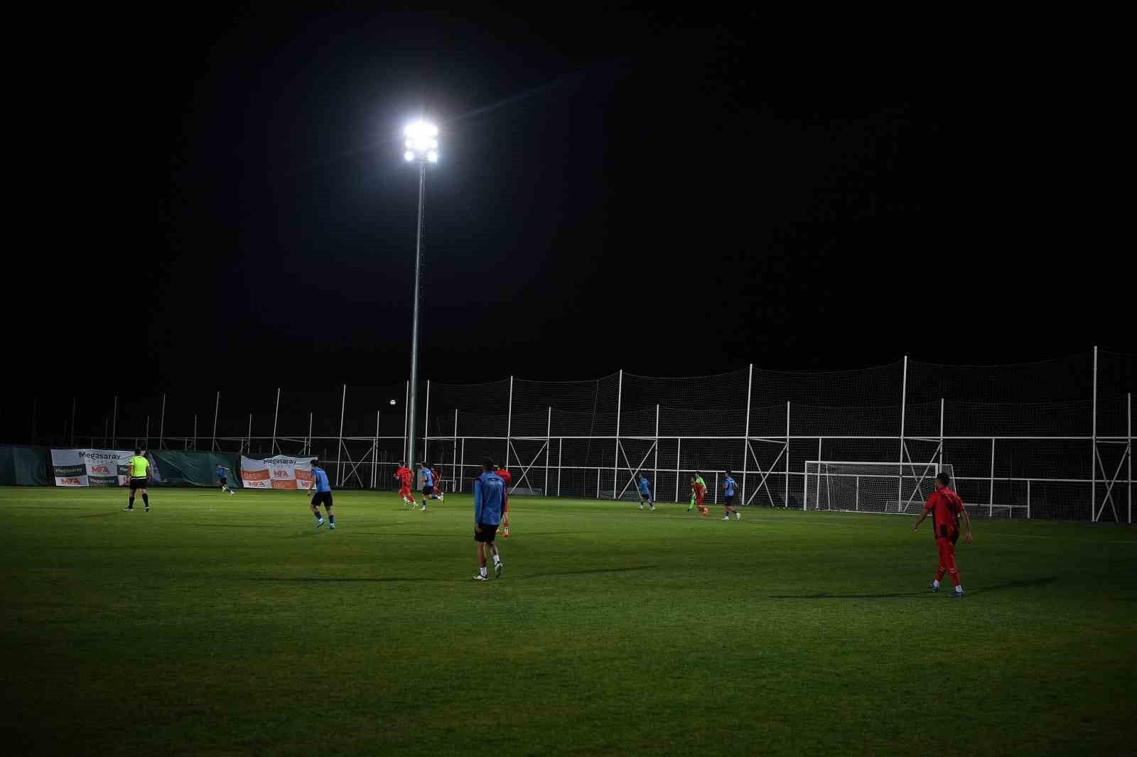 Erciyes’in muhteşem atmosferinde sabah, akşam kamp yapıyorlar
