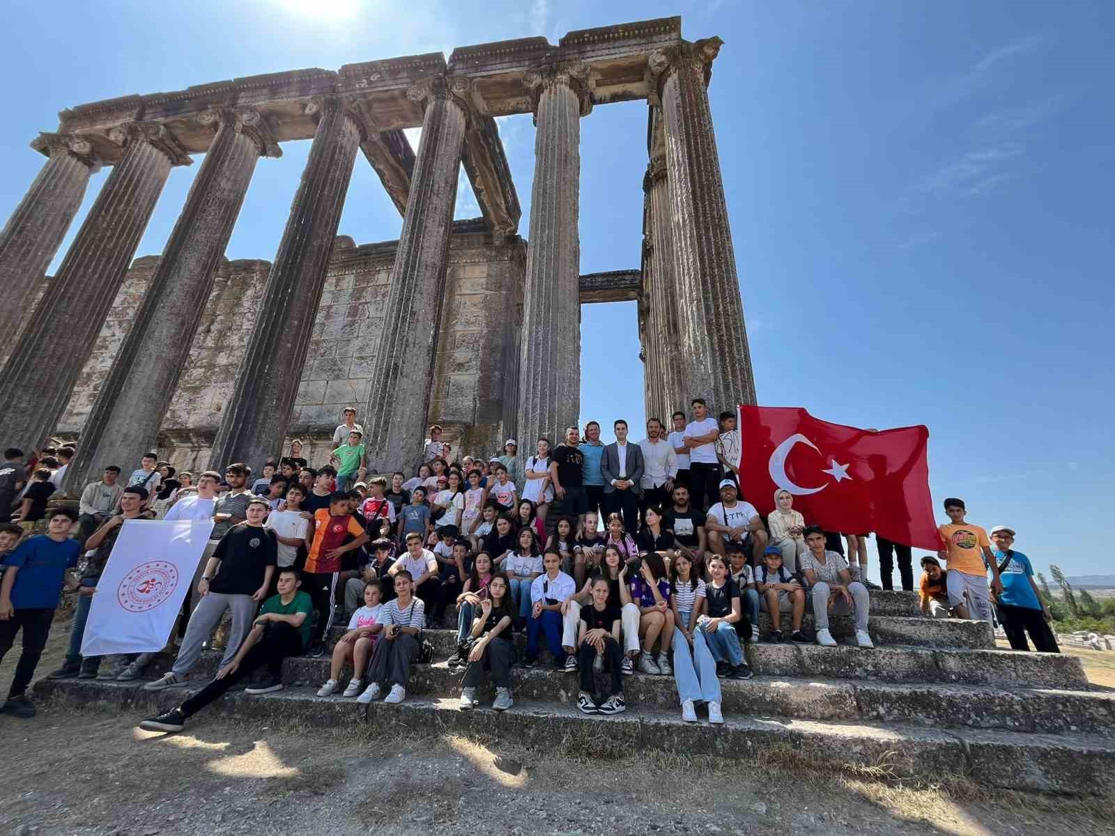 Çavdarhisar’da başarılı öğrencilere Aizanoi Antik Kenti gezisi
