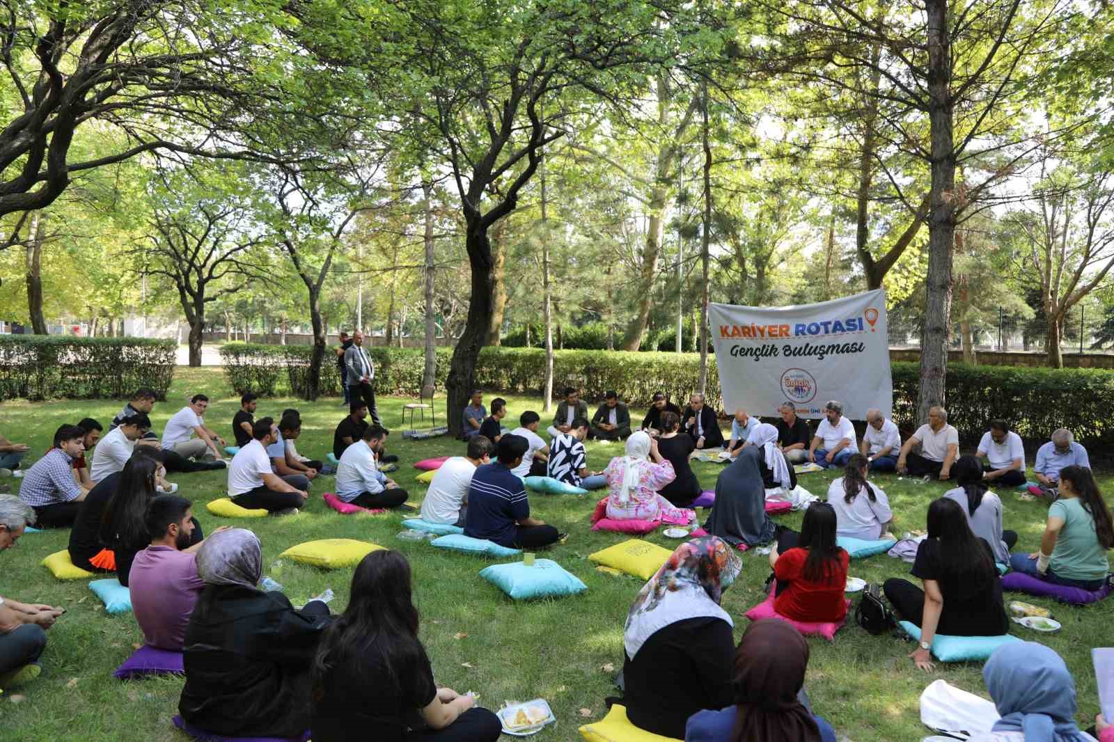 Milletvekili Cıngı ve Rektör Altun Öğrenciler ile Bir Araya Geldi
