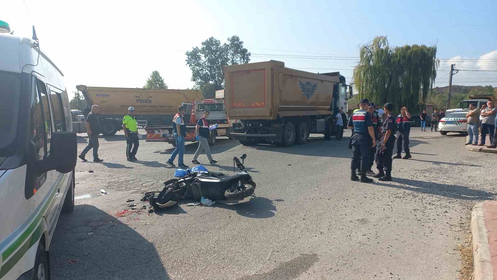 Düzce’de motosiklet hafriyat kamyonunun altına girdi: 1 ölü, 1 yaralı
