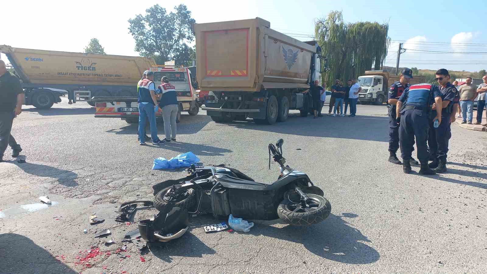 Düzce’de motosiklet hafriyat kamyonunun altına girdi: 1 ölü, 1 yaralı
