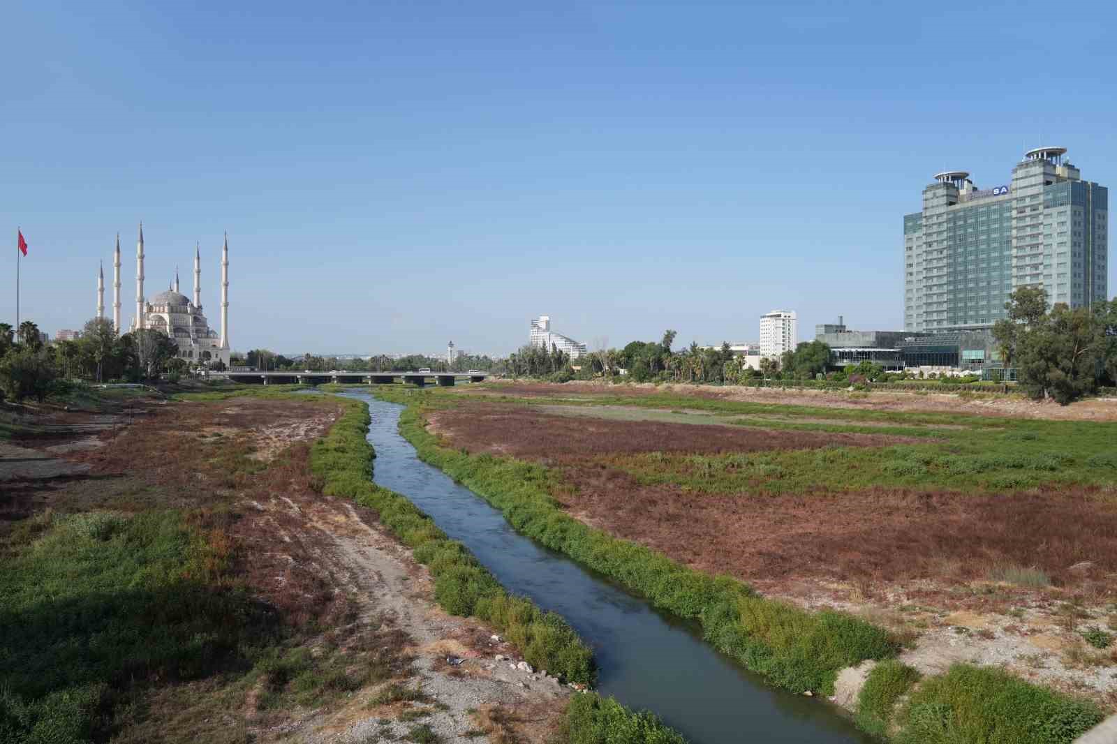 Hızlı tren köprüsü inşaatı nedeniyle DSİ, Seyhan Nehri yatağına su veremiyor
