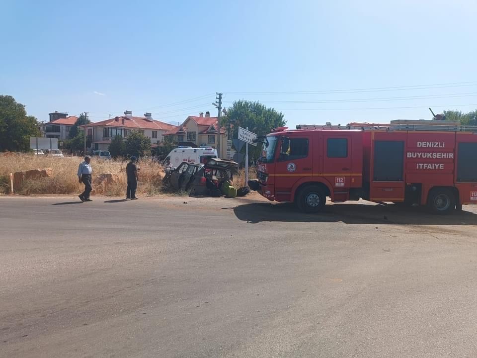 Direksiyon hakimiyetini kaybeden araç yoldan çıktı; 4 yaralı
