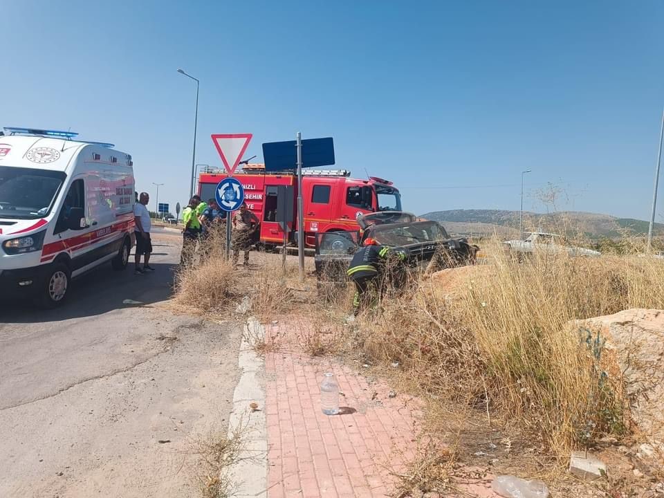 Direksiyon hakimiyetini kaybeden araç yoldan çıktı; 4 yaralı
