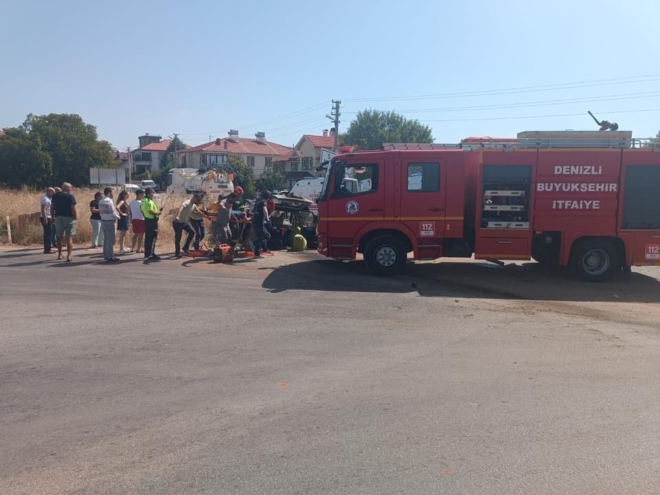 Direksiyon hakimiyetini kaybeden araç yoldan çıktı; 4 yaralı
