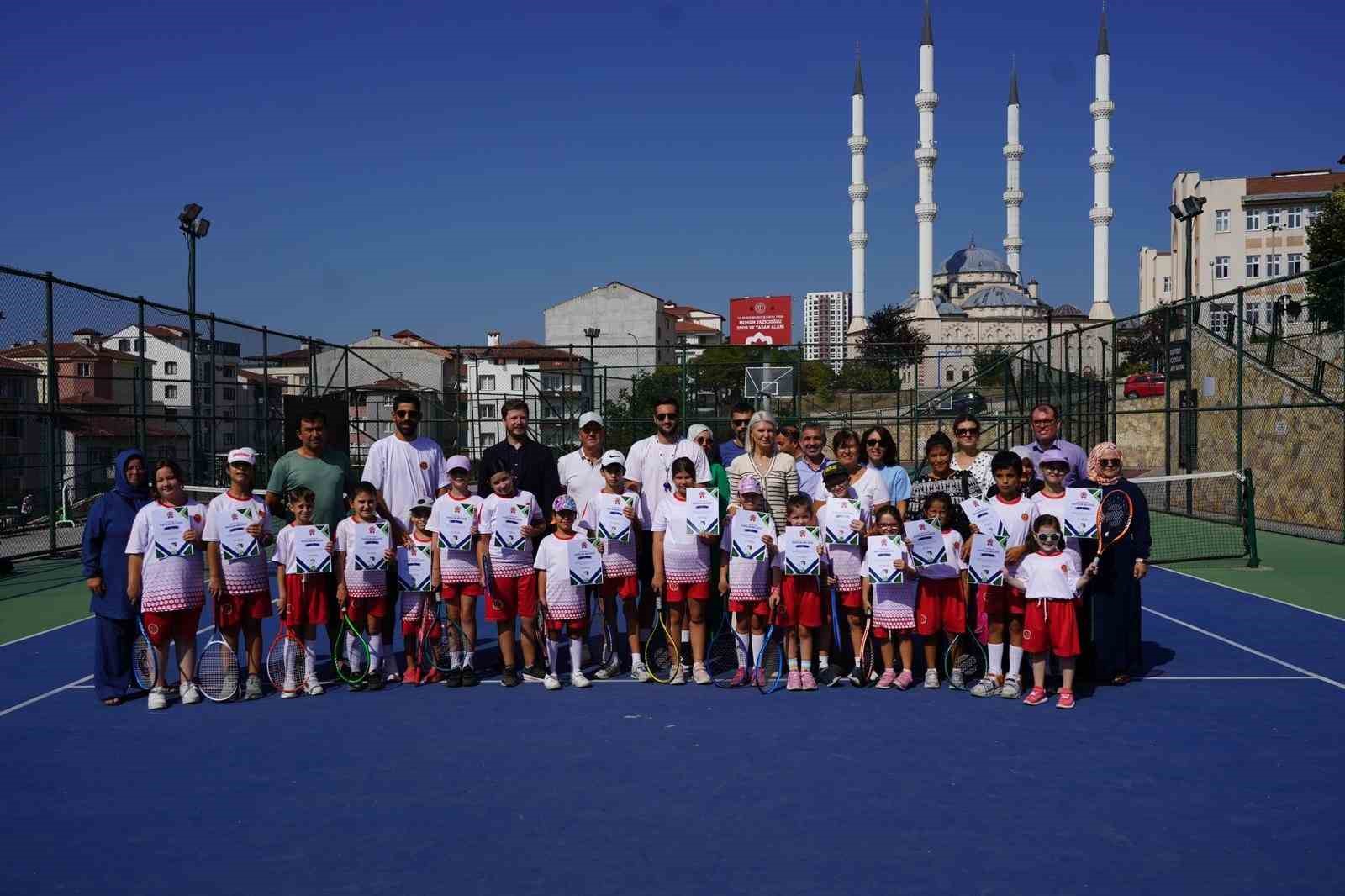 Yaz spor okullarının sona ermesiyle çocuklar sertifikalarını aldı
