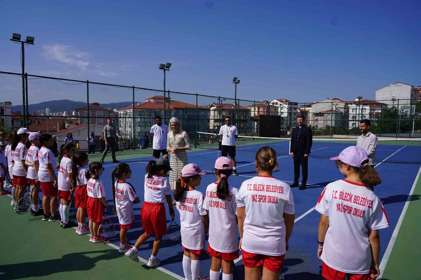 Yaz spor okullarının sona ermesiyle çocuklar sertifikalarını aldı
