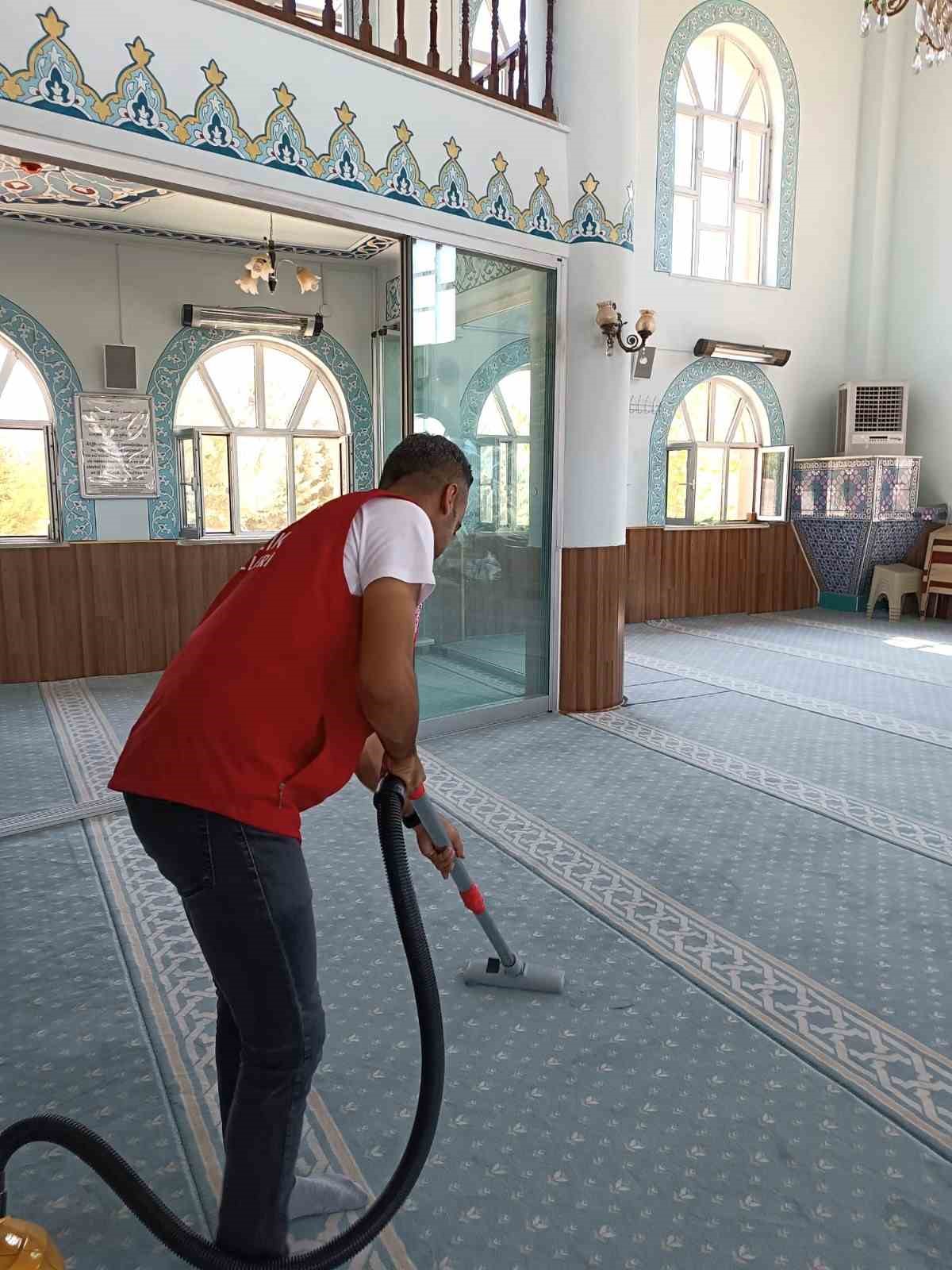 Elazığ Gençlik Merkezi gönüllülerinden cami temizliği
