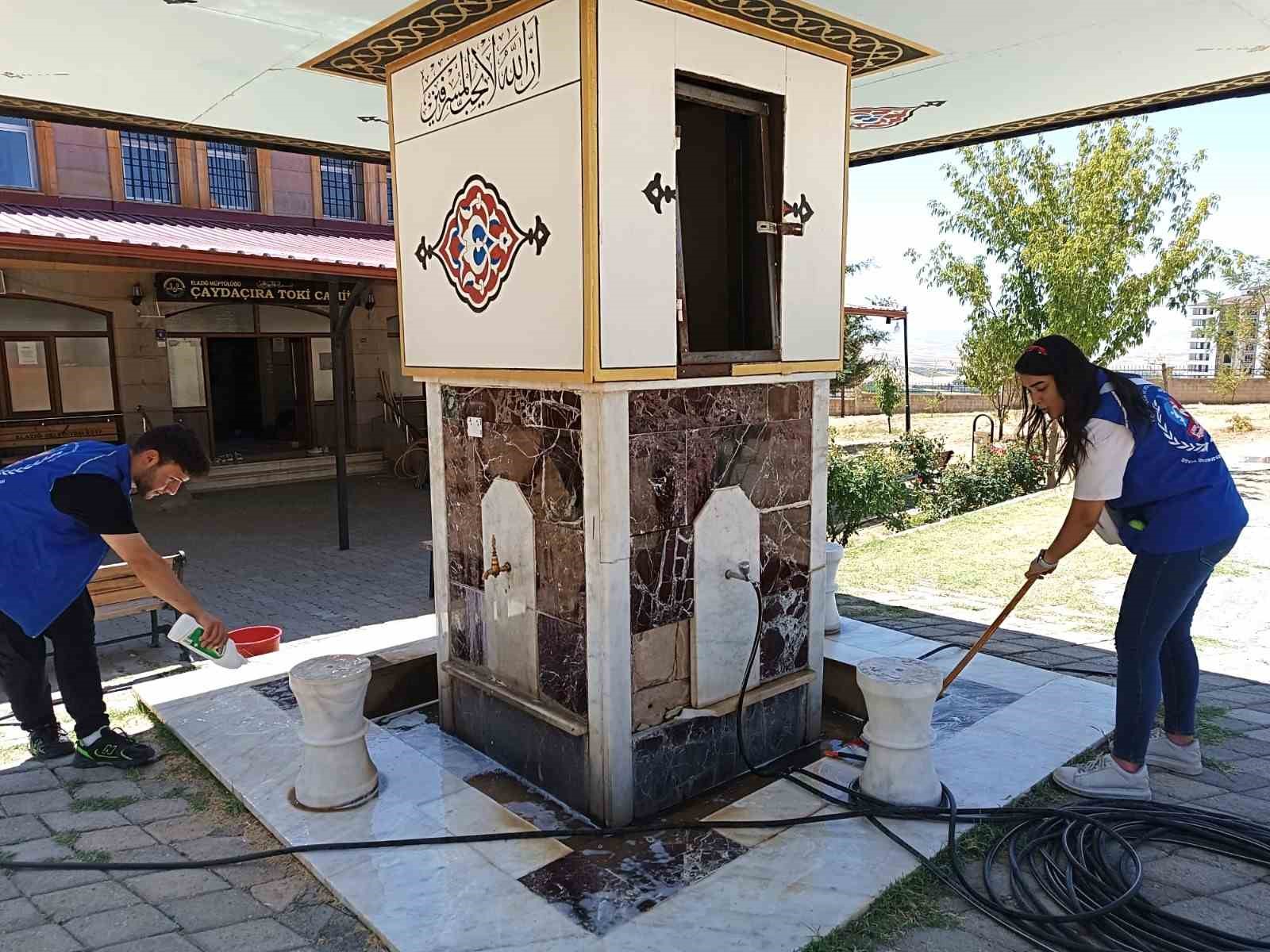 Elazığ Gençlik Merkezi gönüllülerinden cami temizliği
