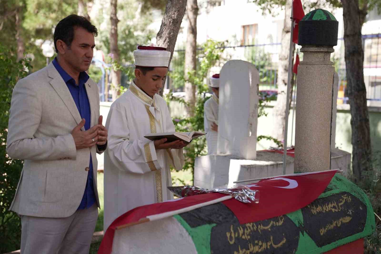 Hafız çocuklar, şehitlerin kabirleri başında Kur’an-ı Kerim okudu
