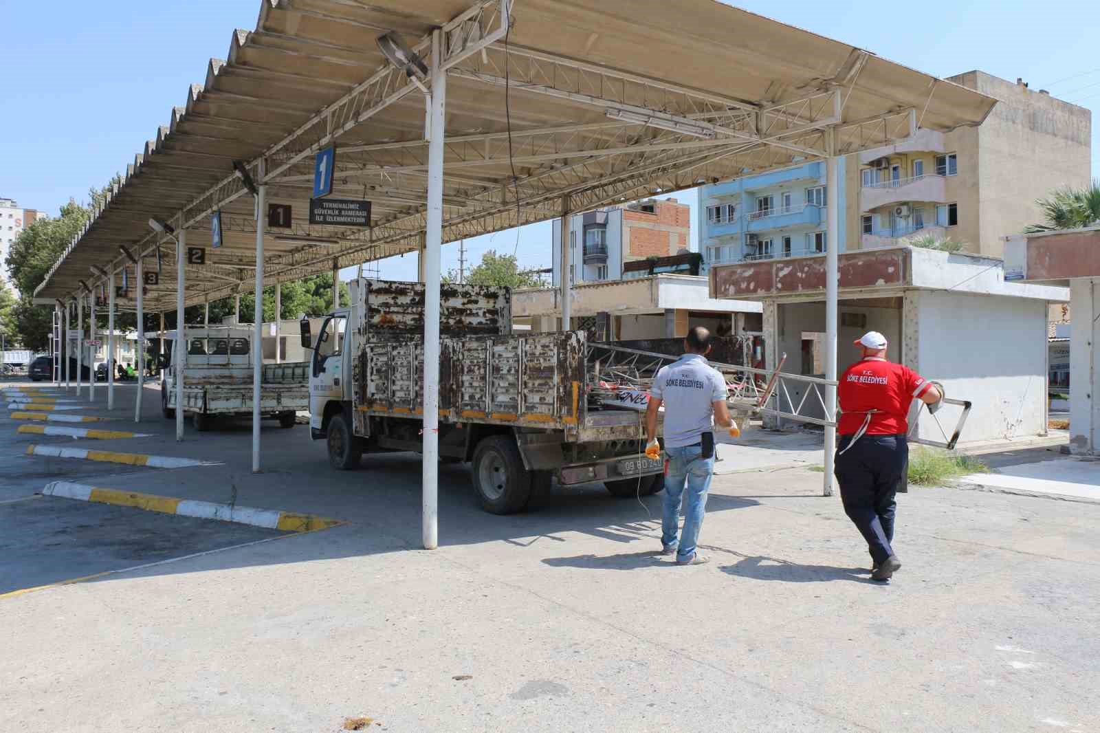 Söke’de eski otogar alanında söküm çalışması başladı
