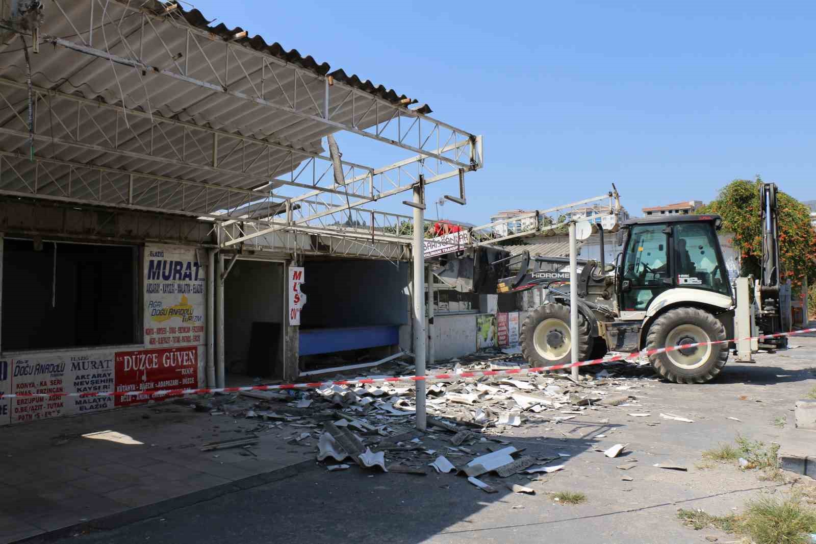 Söke’de eski otogar alanında söküm çalışması başladı
