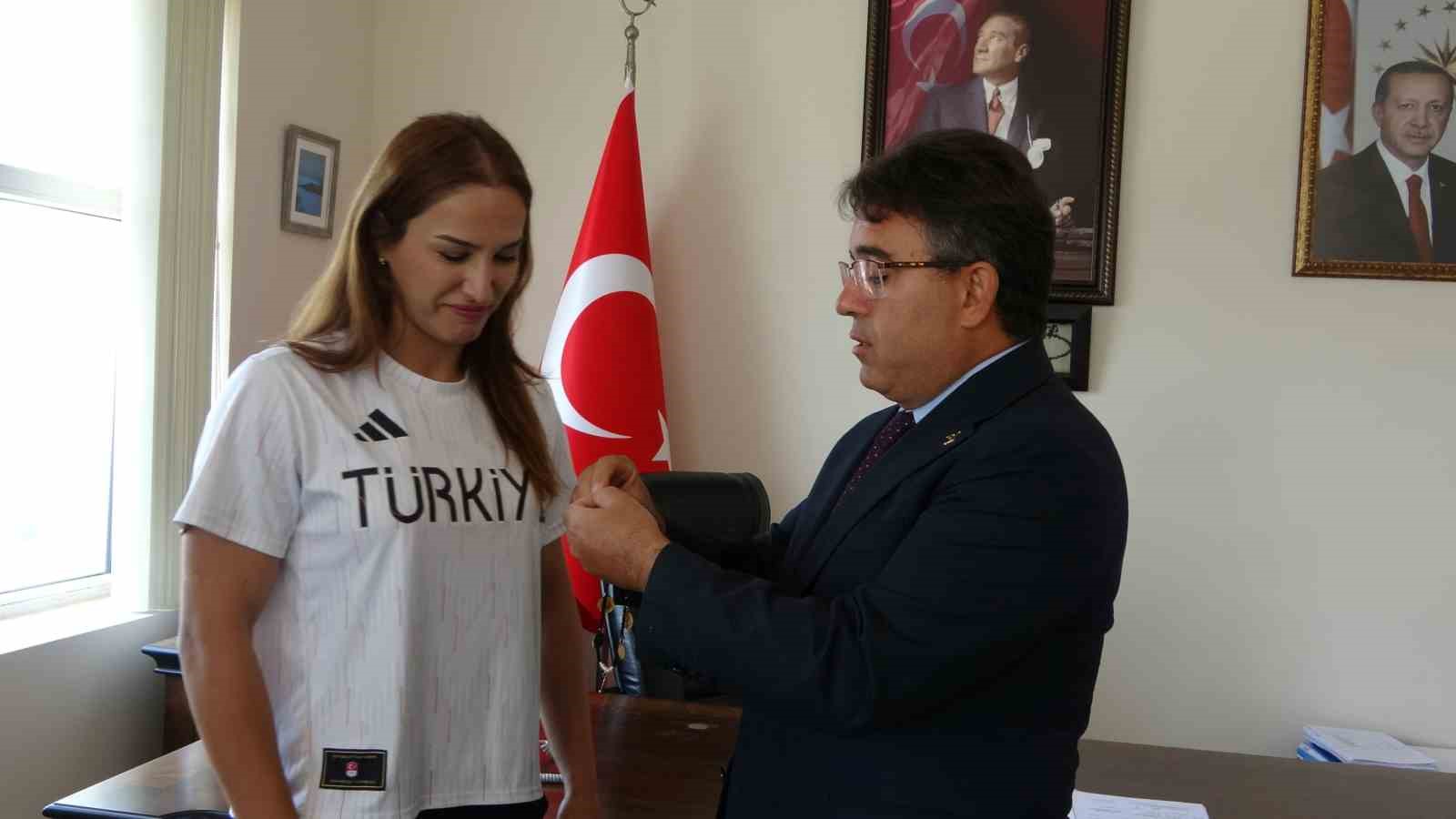 Milli güreşçi Buse Tosun Çavuşoğlu Marmaris Kaymakamını ziyaret etti
