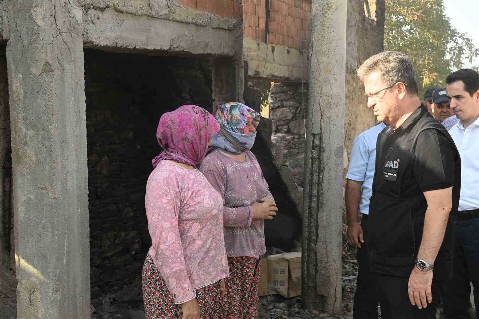 Vali Ünlü, yangından etkilenen mahallelerde incelemelerde bulundu
