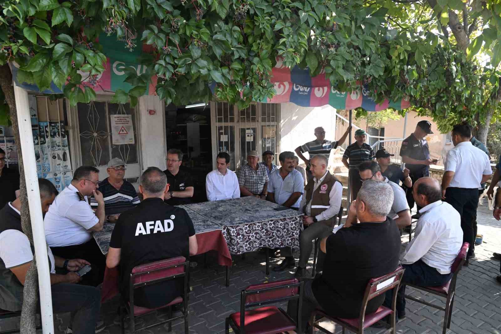 Vali Ünlü, yangından etkilenen mahallelerde incelemelerde bulundu
