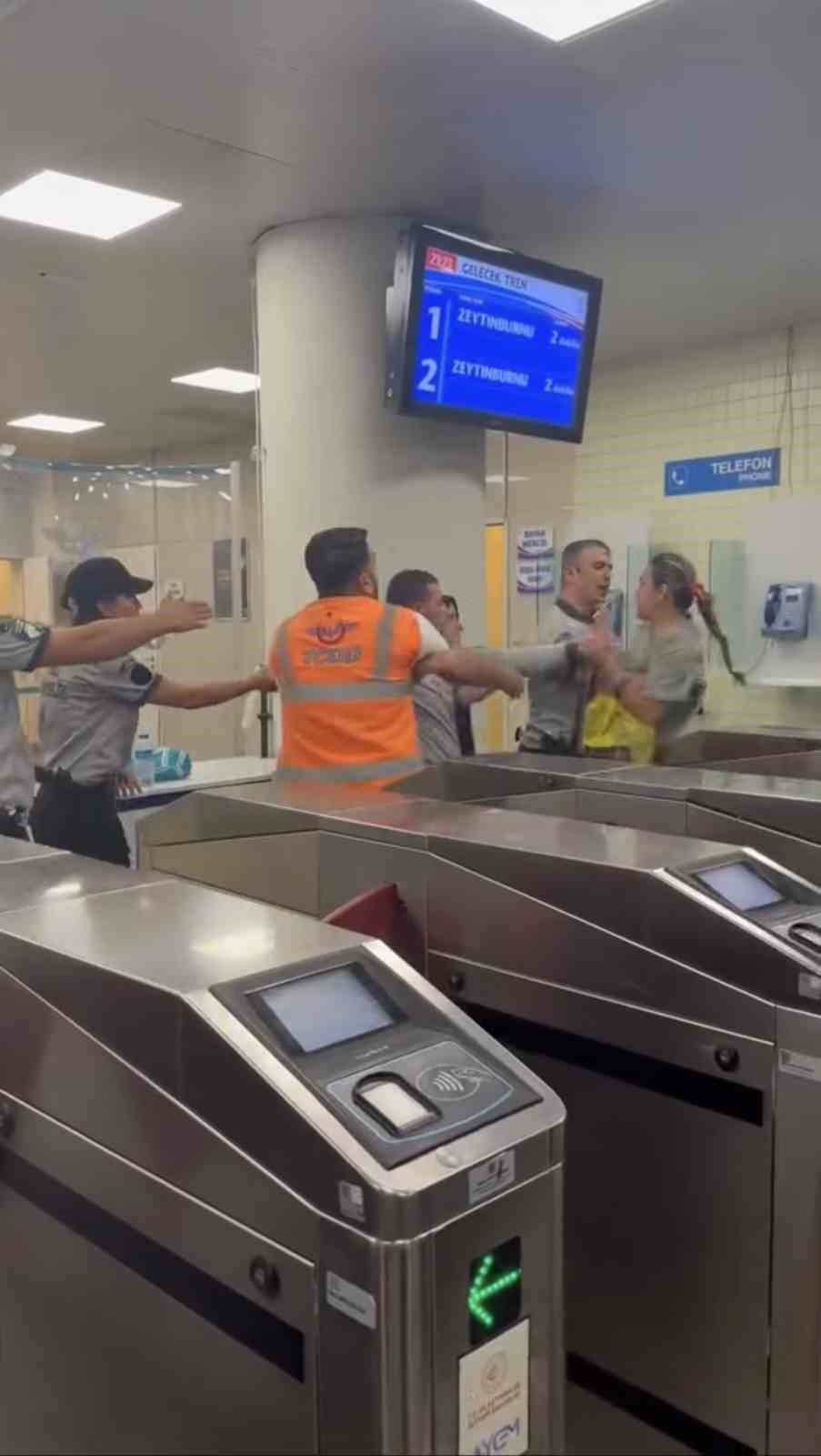 Marmaray’da kadın yolcu ile güvenlik görevleri arasındaki kavga kamerada
