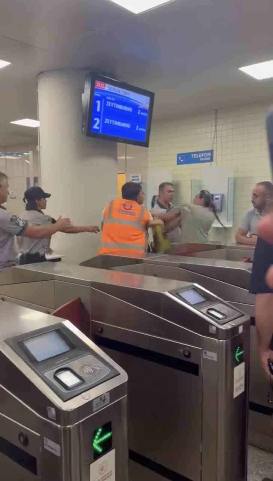 Marmaray’da kadın yolcu ile güvenlik görevleri arasındaki kavga kamerada
