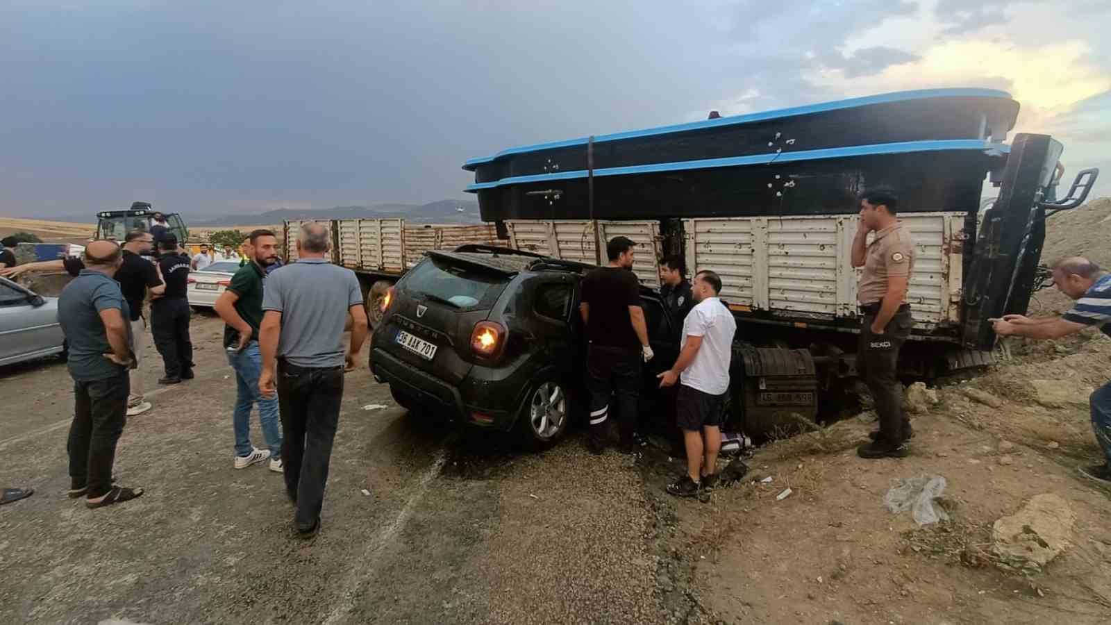 Karşı şeride geçen tır otomobili altına aldı: 6 yaralı
