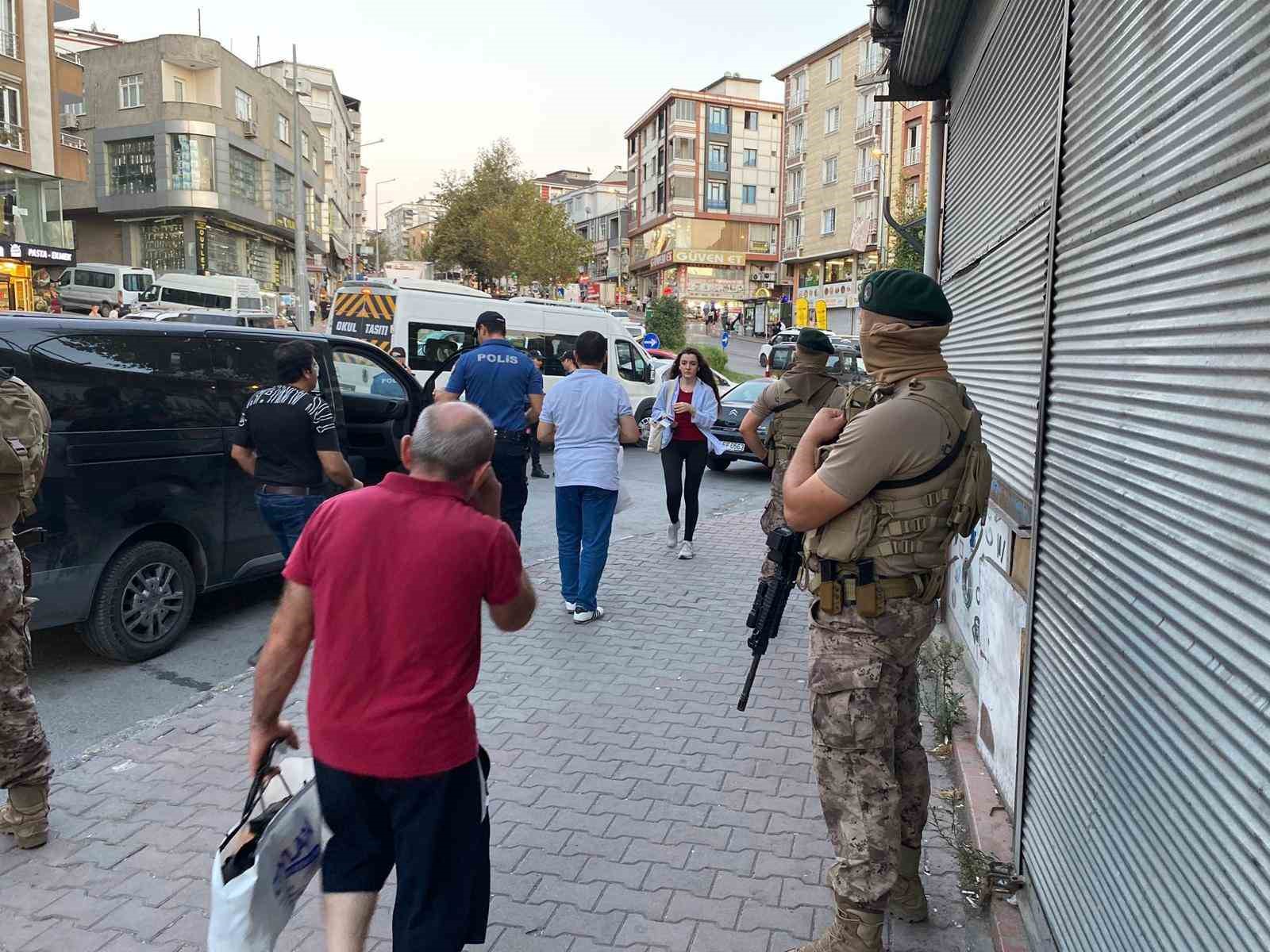 Esenyurt’ta denetim: Aranan şahıslar yakalandı, 1 çalıntı motosiklet ele geçirildi
