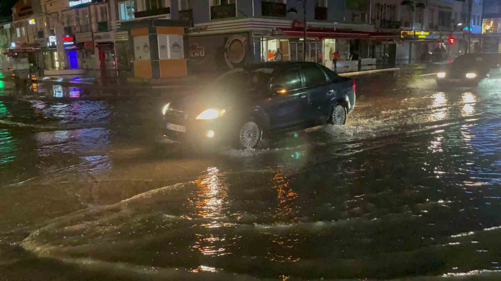 Aksaray’da sağanak yağış etkili oluyor
