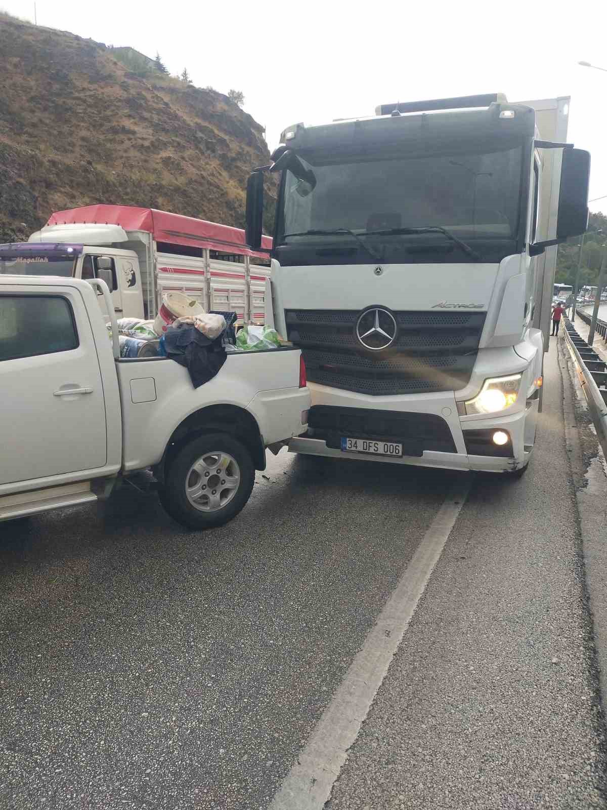 Burdur’da kamyonet önce önündeki tıra, ardından arkasından gelen kamyona çarptı: 4 yaralı
