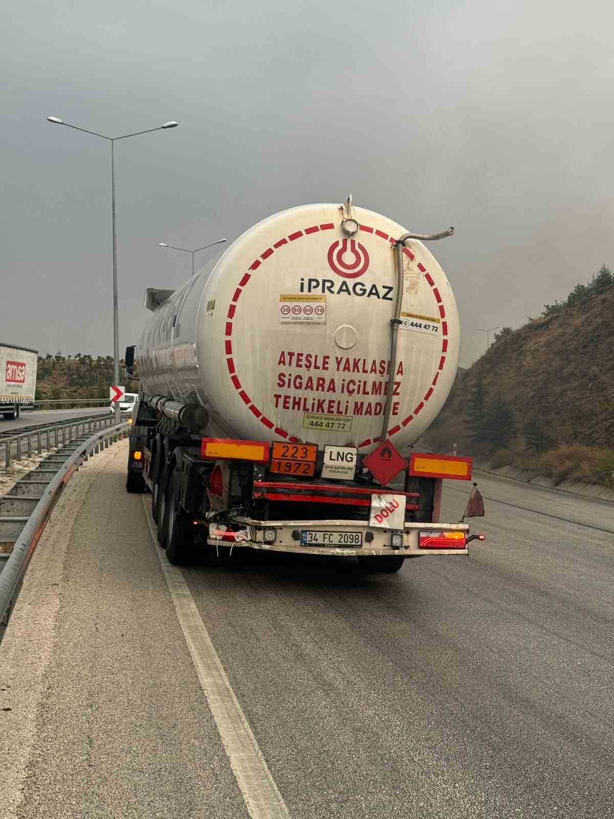 Burdur’da kamyonet önce önündeki tıra, ardından arkasından gelen kamyona çarptı: 4 yaralı
