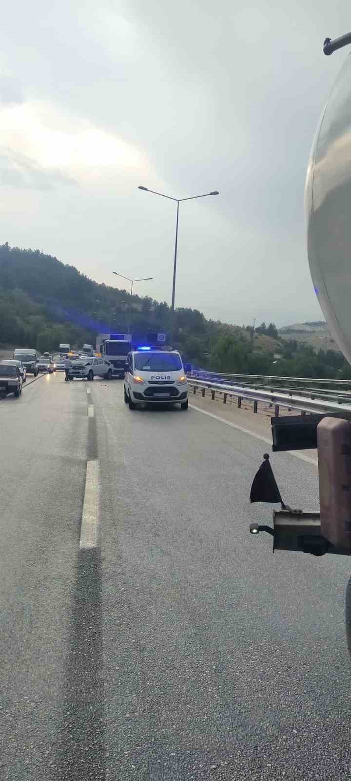 Burdur’da kamyonet önce önündeki tıra, ardından arkasından gelen kamyona çarptı: 4 yaralı
