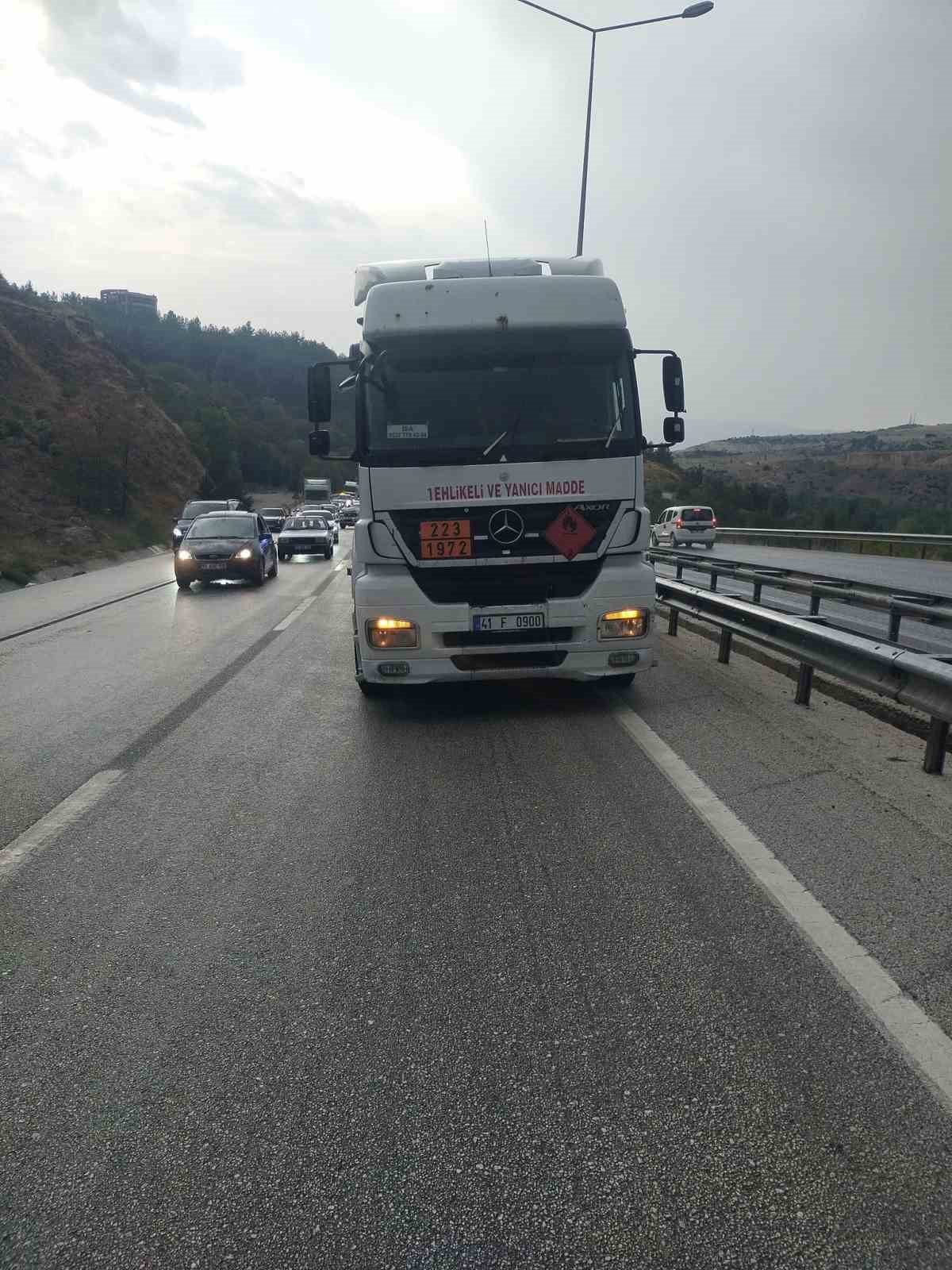 Burdur’da kamyonet önce önündeki tıra, ardından arkasından gelen kamyona çarptı: 4 yaralı
