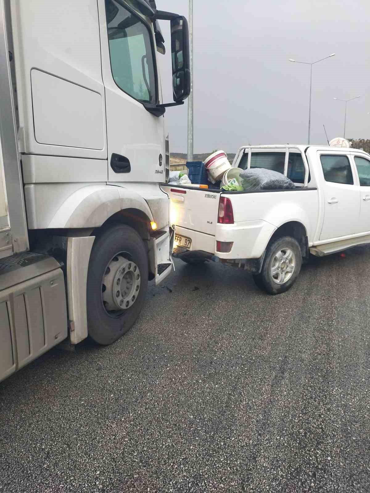 Burdur’da kamyonet önce önündeki tıra, ardından arkasından gelen kamyona çarptı: 4 yaralı
