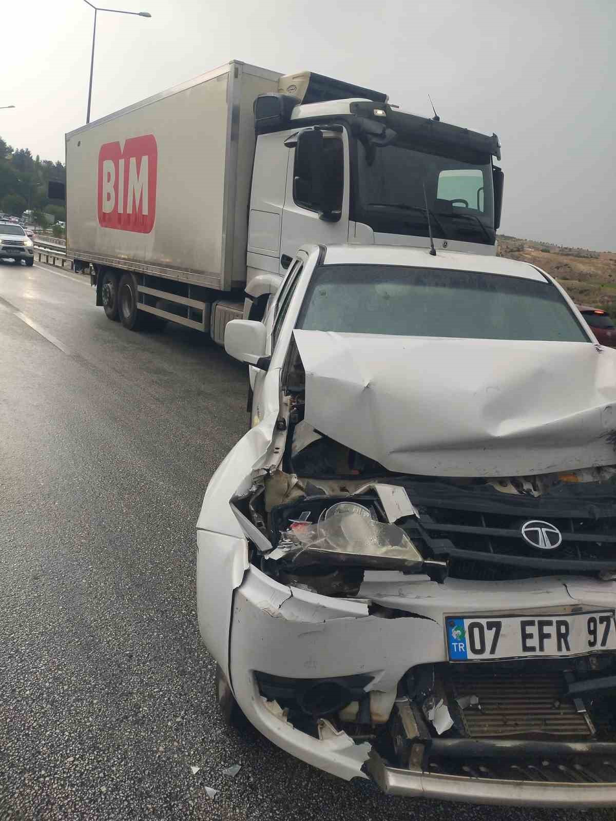 Burdur’da kamyonet önce önündeki tıra, ardından arkasından gelen kamyona çarptı: 4 yaralı
