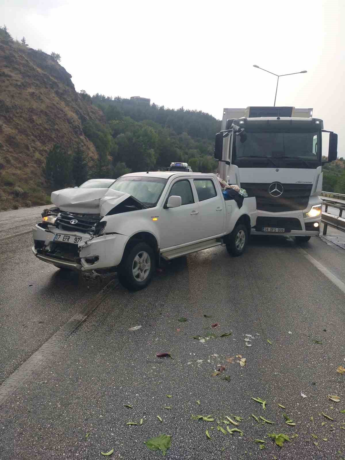 Burdur’da kamyonet önce önündeki tıra, ardından arkasından gelen kamyona çarptı: 4 yaralı
