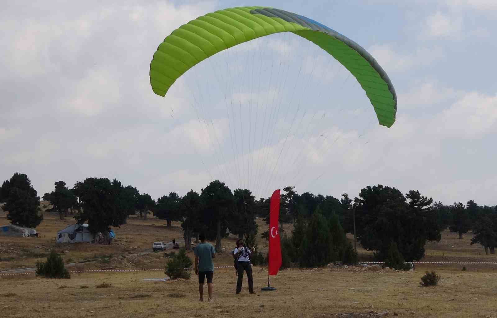 Bisiklet ve paraşüt sevdalıları Mersin Erdemli’de buluştu
