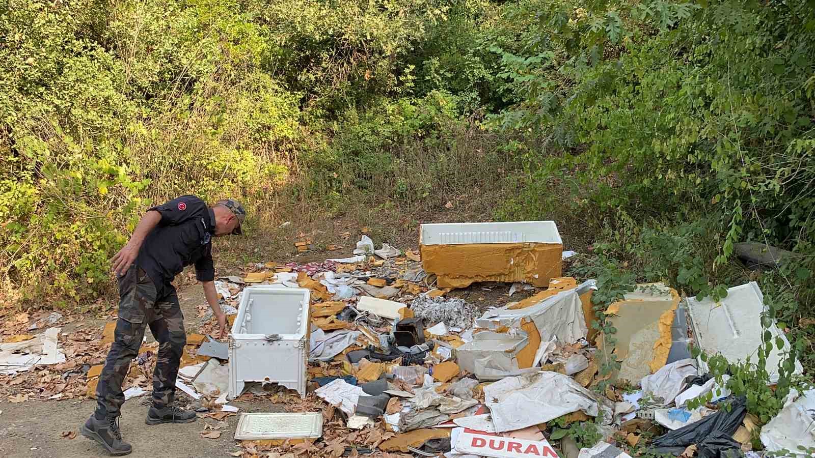 Göletin çevresini çöplüğe çevirdiler, sosyal medya fenomeni duruma isyan etti
