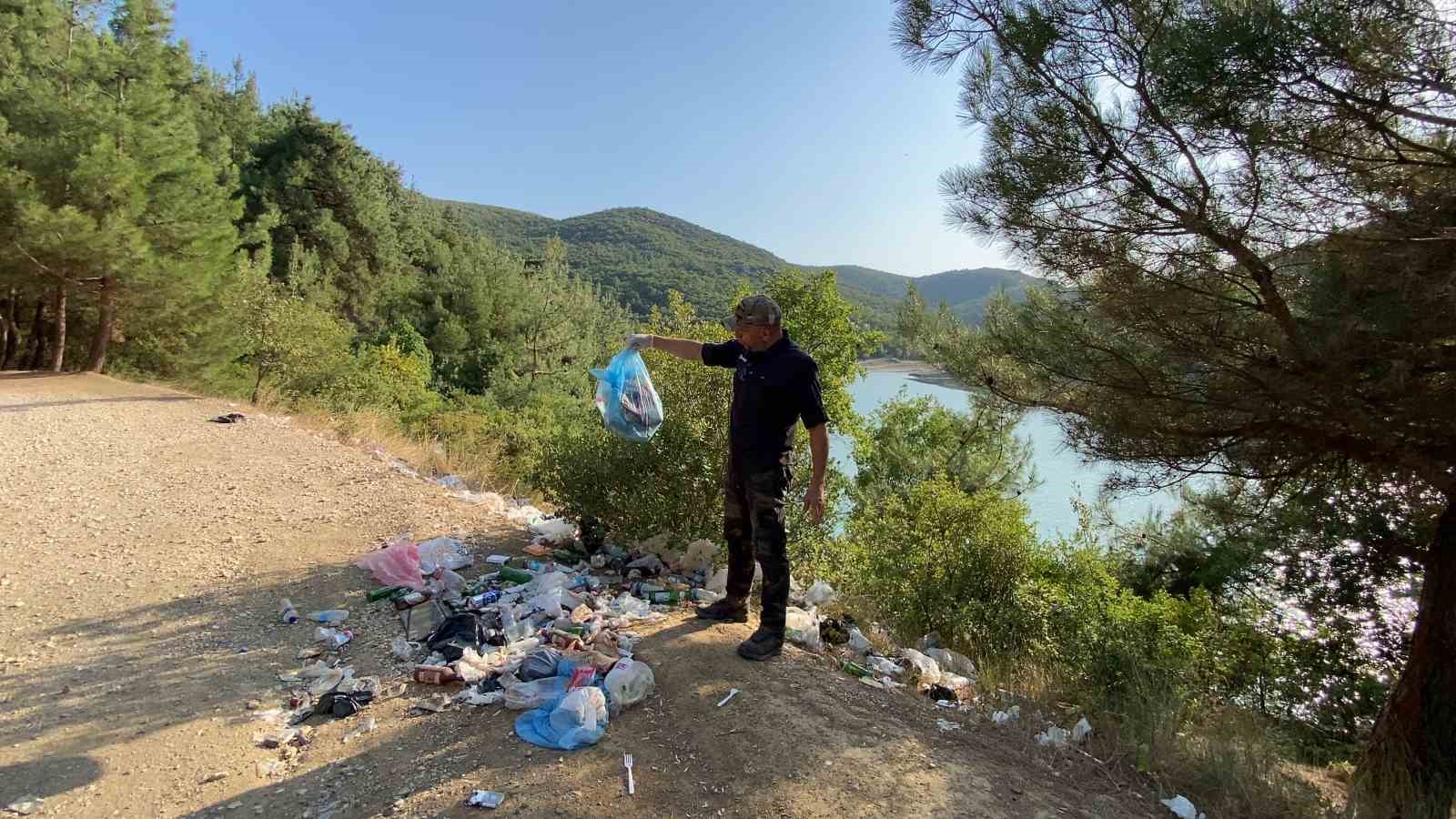 Göletin çevresini çöplüğe çevirdiler, sosyal medya fenomeni duruma isyan etti
