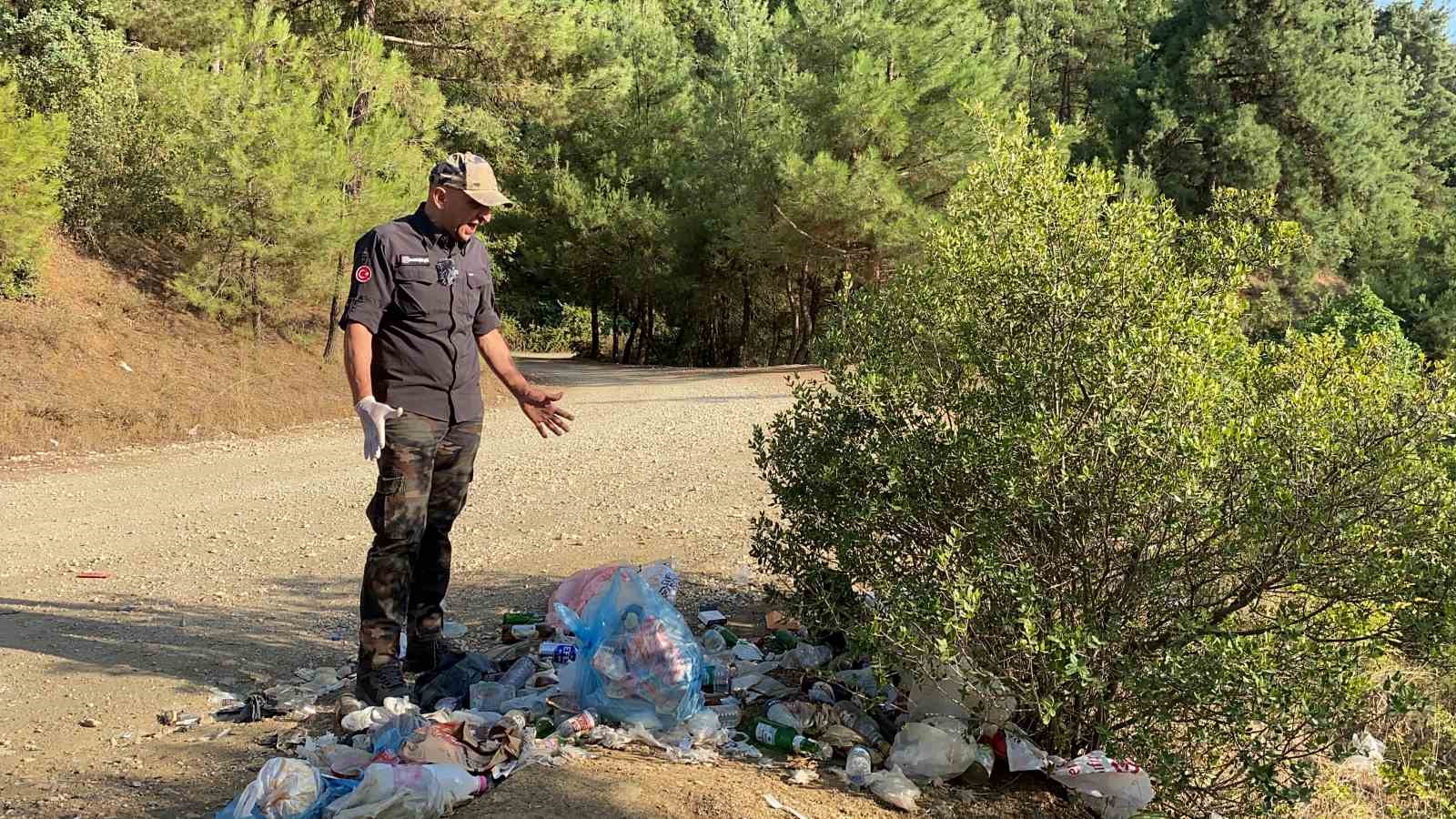 Göletin çevresini çöplüğe çevirdiler, sosyal medya fenomeni duruma isyan etti
