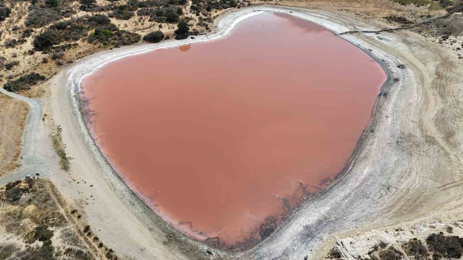 (Özel) 2 bin yıllık antik liman kalpli pembe göle dönüştü
