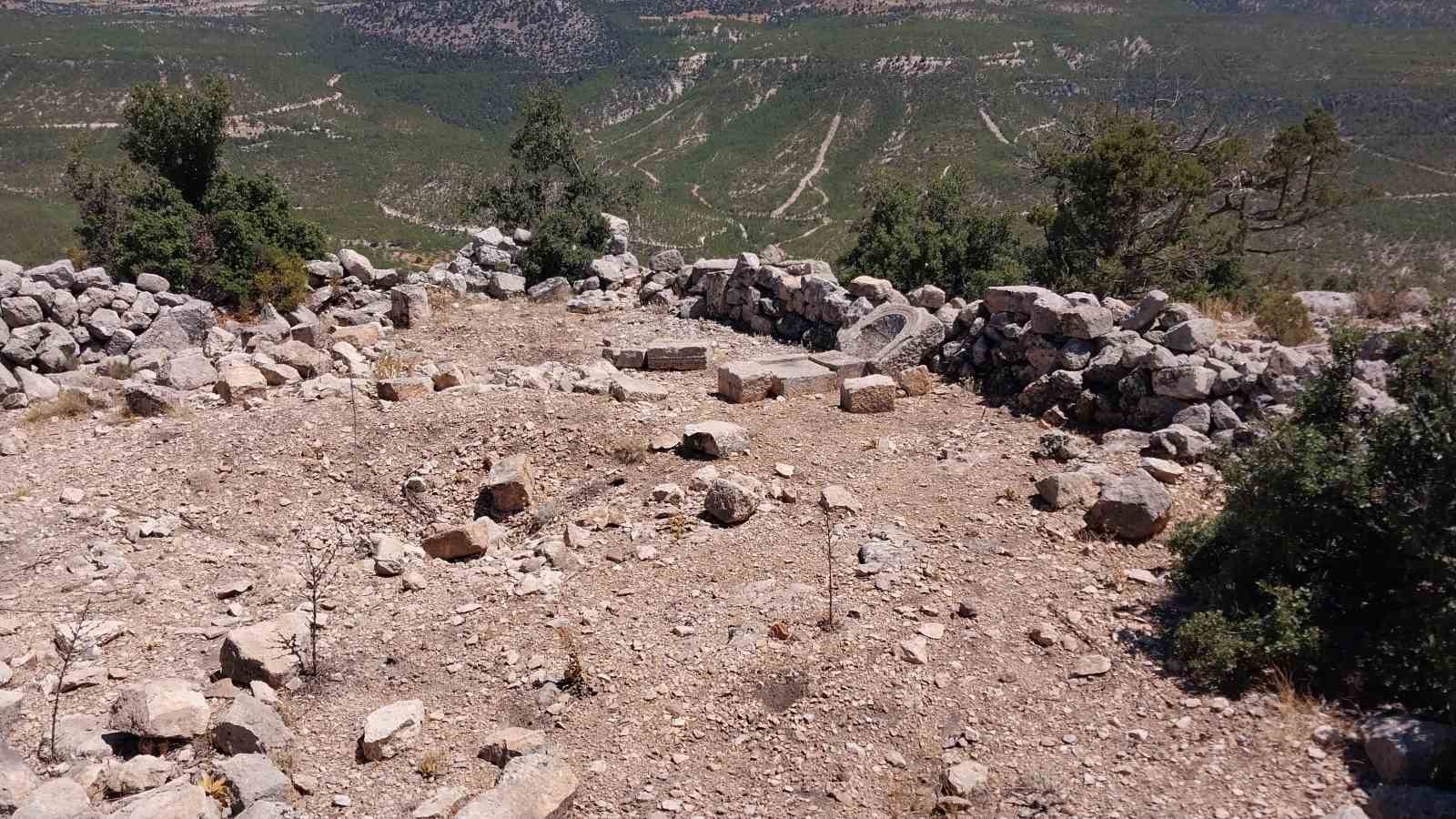 Karacaoğlan’ın anıt mezarı bakım bekliyor
