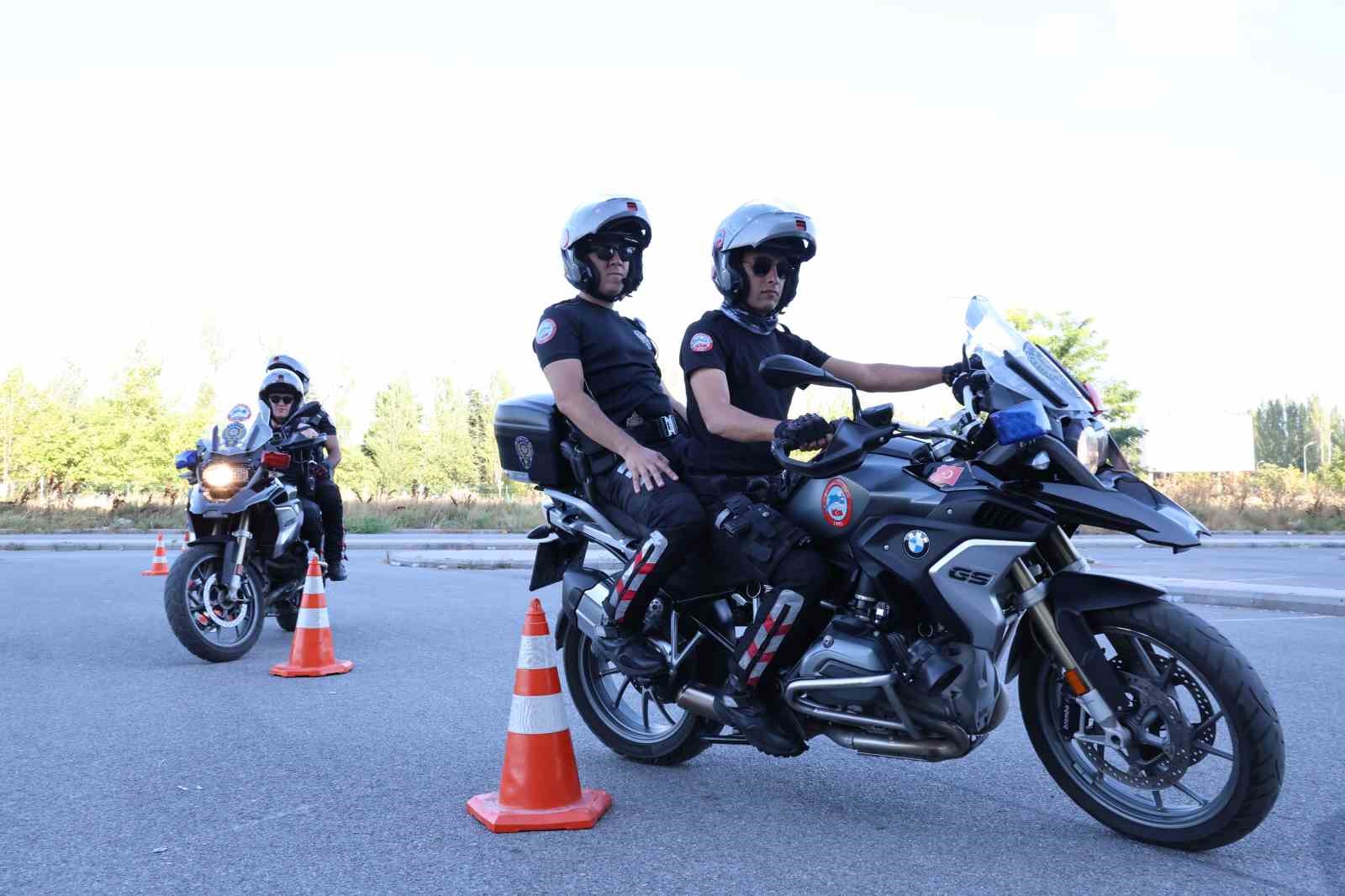 Motosikletli polisler vatandaşa güven veriyor
