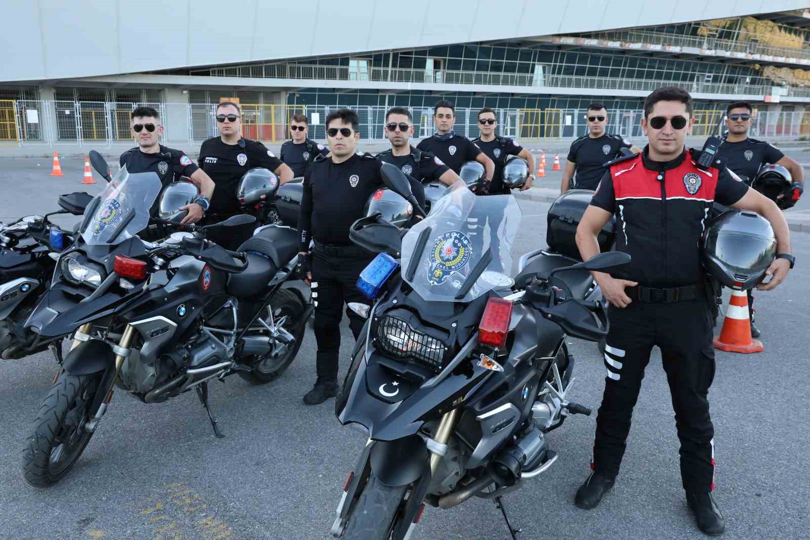 Motosikletli polisler vatandaşa güven veriyor
