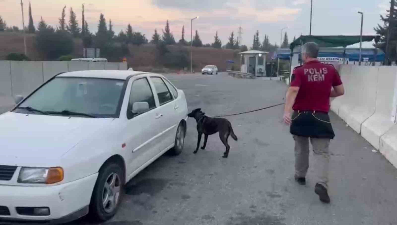 Otomobildeki bavulda 19 kilo 150 gram esrar çıktı
