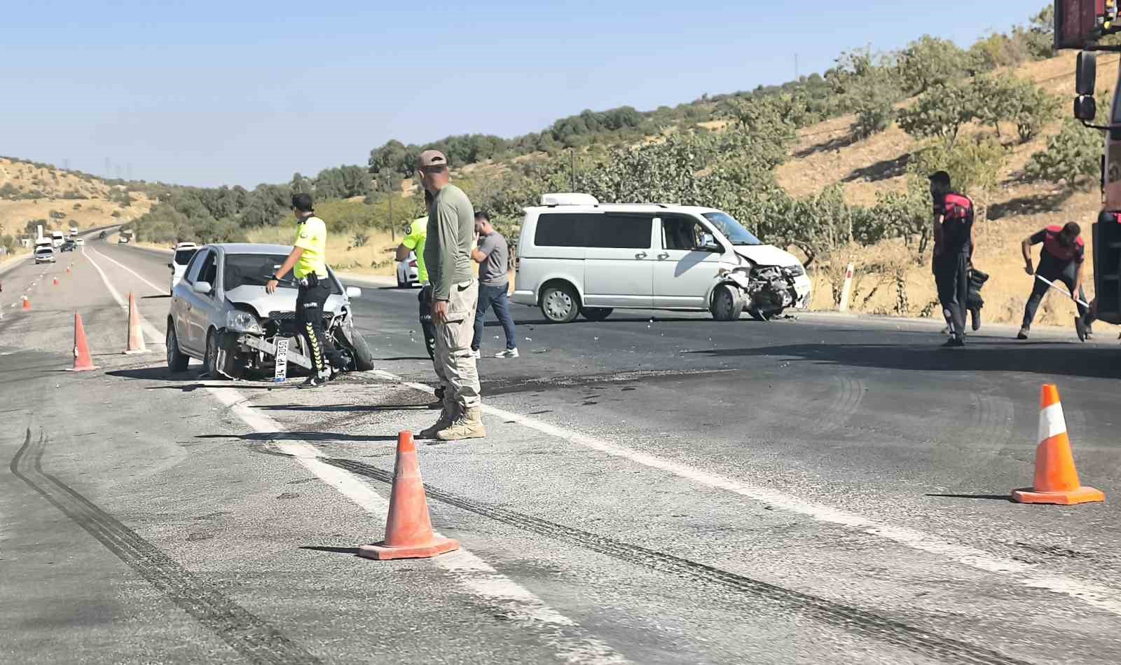 Otomobil ile minibüs çarpıştı: 3 yaralı
