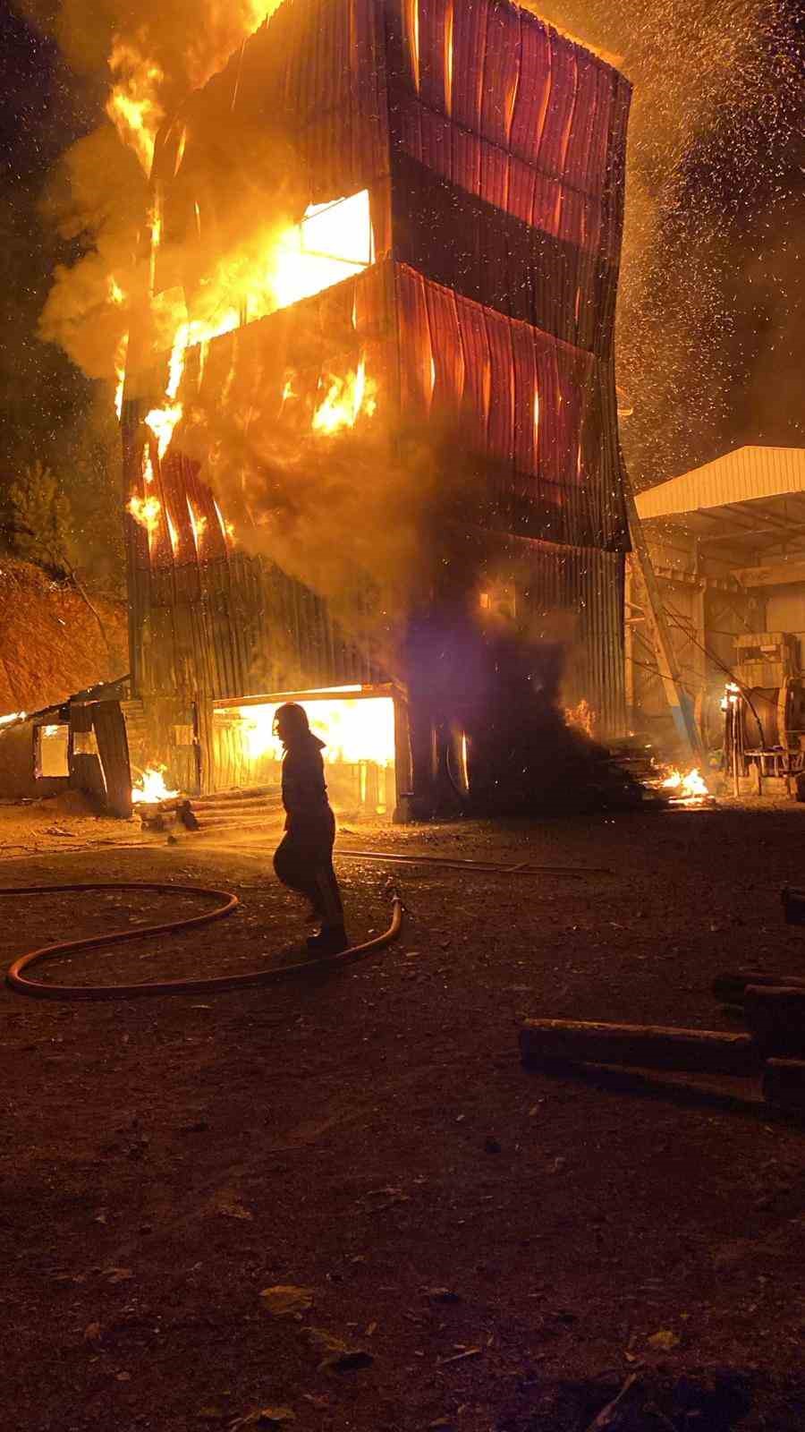 Krom maden tesisi alev alev yandı, 18 araç müdahale etti
